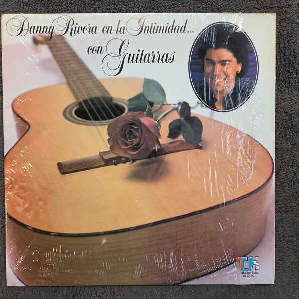 DANNY RIVERA EN LA INTIMIDAD CON GUITARRAS
